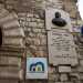 Accanto al portone di ingresso  posta una grande epigrafe che ricorda che nell800 qui vi visse Giandomenico Petroni, avvocato e sindaco di Bari